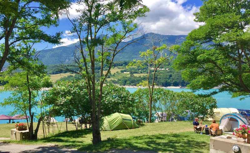 emplacement camping bord de lac isere